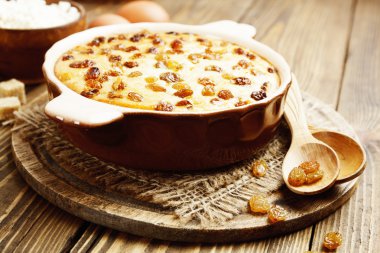 Süzme peynir ve kuru üzüm ile güveç