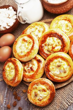 Süzme peynir ve kuru üzüm köftesi 