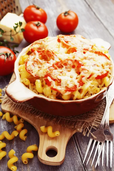 Nudeln mit Tomaten und Käse gebacken — Stockfoto