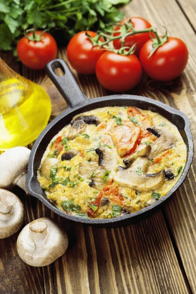 Omelet cu ciuperci și roșii. Frittata — Fotografie, imagine de stoc