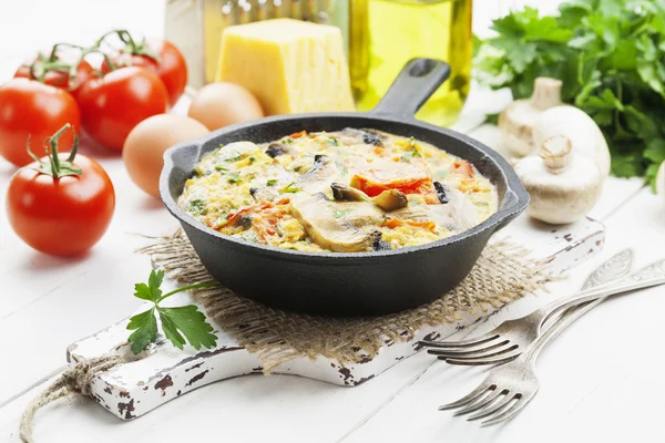 Omelet met champignons en tomaten. Frittata — Stockfoto