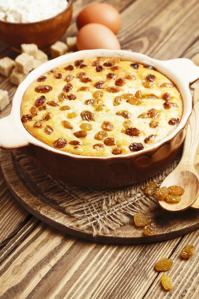 Casserole with cottage cheese and raisins — Stock Photo, Image