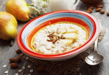 Yulaf ezmesi armut ve badem