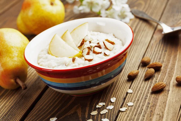 Harina de avena con pera y almendras — Foto de Stock