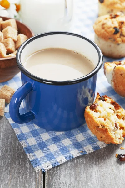 马克杯咖啡与牛奶和松饼 — 图库照片