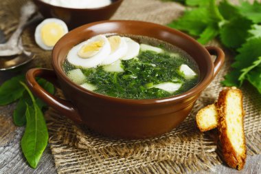 Kuzukulağı ve yumurta ile ısırgan çorbası  