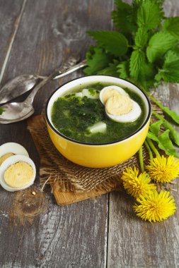 Nettles ile yumurta çorbası 
