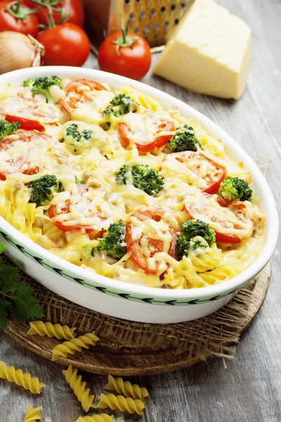 Cacerola con pasta, brócoli y tomates —  Fotos de Stock