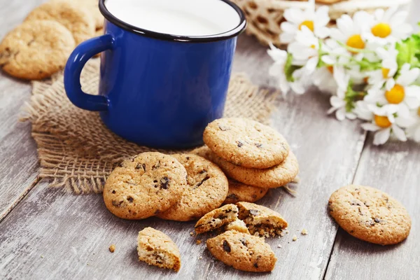 Biscoitos e caneca com leite — Fotografia de Stock