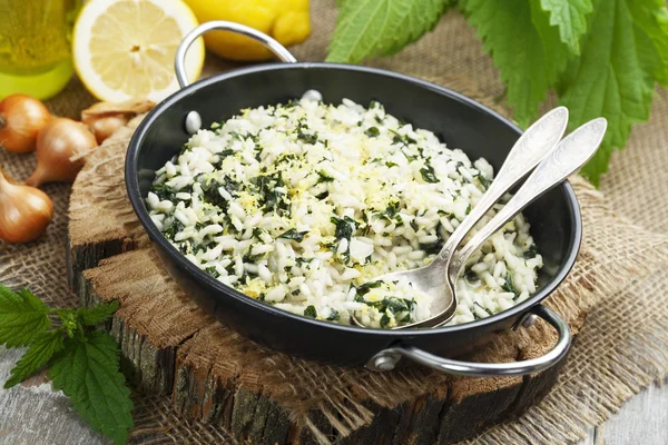 Risotto con ortiche e limone — Foto Stock