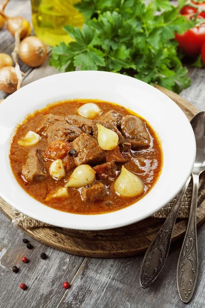 Stewed beef with onions and tomatoes, stifado — Stock Photo, Image