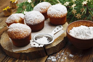 Pudra şekerli kekler. 