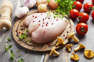 Sebze ve chanterelles tavuk fileto