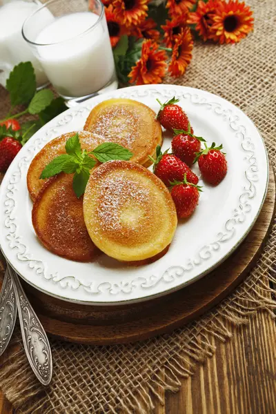 Homemade pancake with sugar powder — Stock Photo, Image