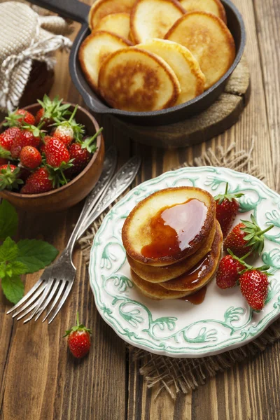 Homemade pancake with strawberry jam — Stock Photo, Image