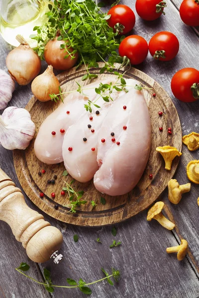 Филе курицы с овощами и лисичками — стоковое фото