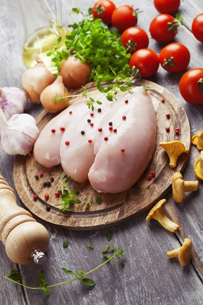 Филе курицы с овощами и лисичками — стоковое фото