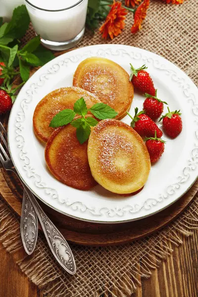 Hausgemachter Pfannkuchen mit Zuckerpuder — Stockfoto