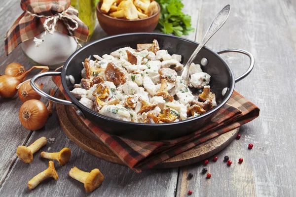 Chicken fillet with mushrooms and cream — Stock Photo, Image