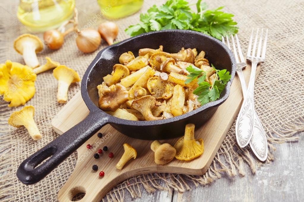 жареная картошка с грибами и сметаной на сковороде рецепт. картофель со сметаной на сковороде. грибы с картошкой на сковороде со сливками. картошка с грибами в сметанном соусе. картофельная запеканка с грибами и сыром.