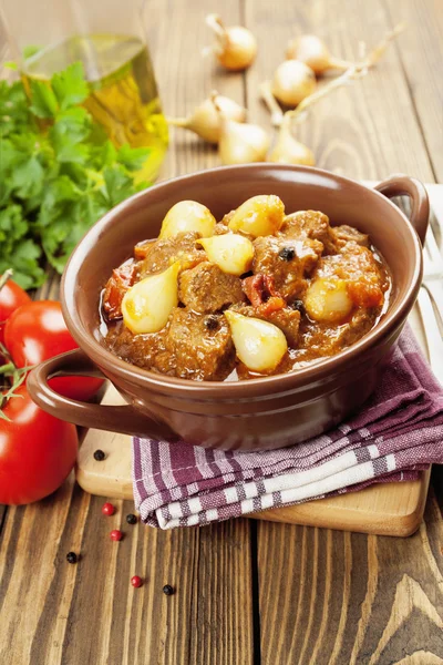 Stewed beef with onions and tomatoes, stifado — Stock Photo, Image