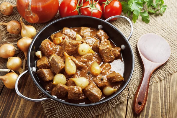 Geschmortes Rindfleisch mit Zwiebeln und Tomaten, stifado — Stockfoto