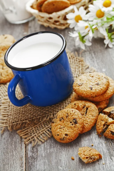Cookies och mugg med mjölk — Stockfoto