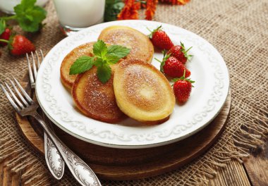 Pudra şekeri ile ev yapımı gözleme