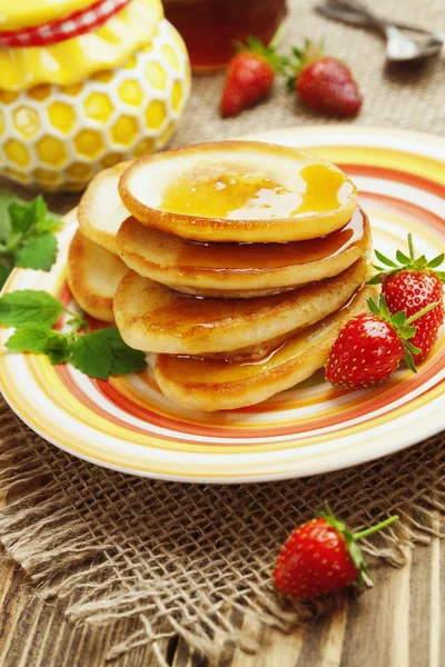 Homemade pancake with honey and strawberry — Stock Photo, Image