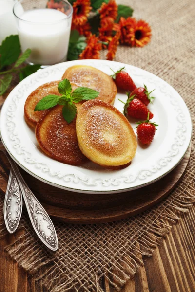 Hausgemachter Pfannkuchen mit Zuckerpuder — Stockfoto