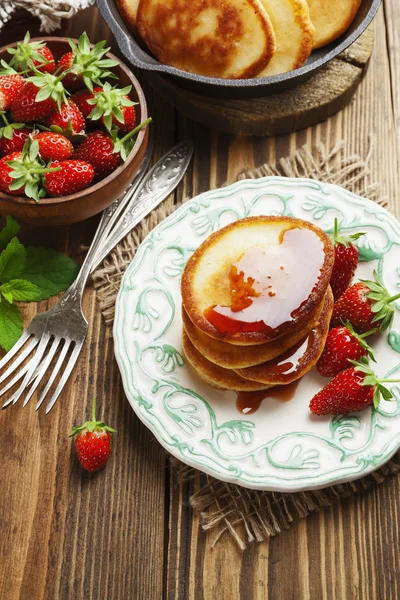 Hausgemachter Pfannkuchen mit Erdbeermarmelade — Stockfoto