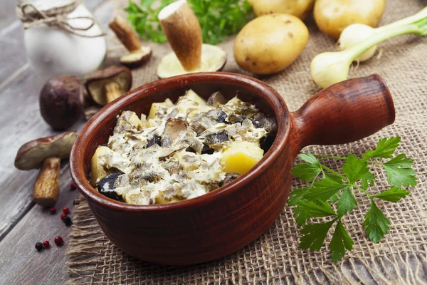 Patate con funghi in salsa alla panna — Foto Stock