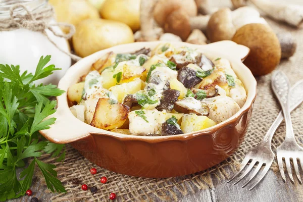 Aardappelen met champignons in zure room — Stockfoto