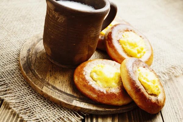 Shangi-empanadas con requesón o patatas Imagen De Stock