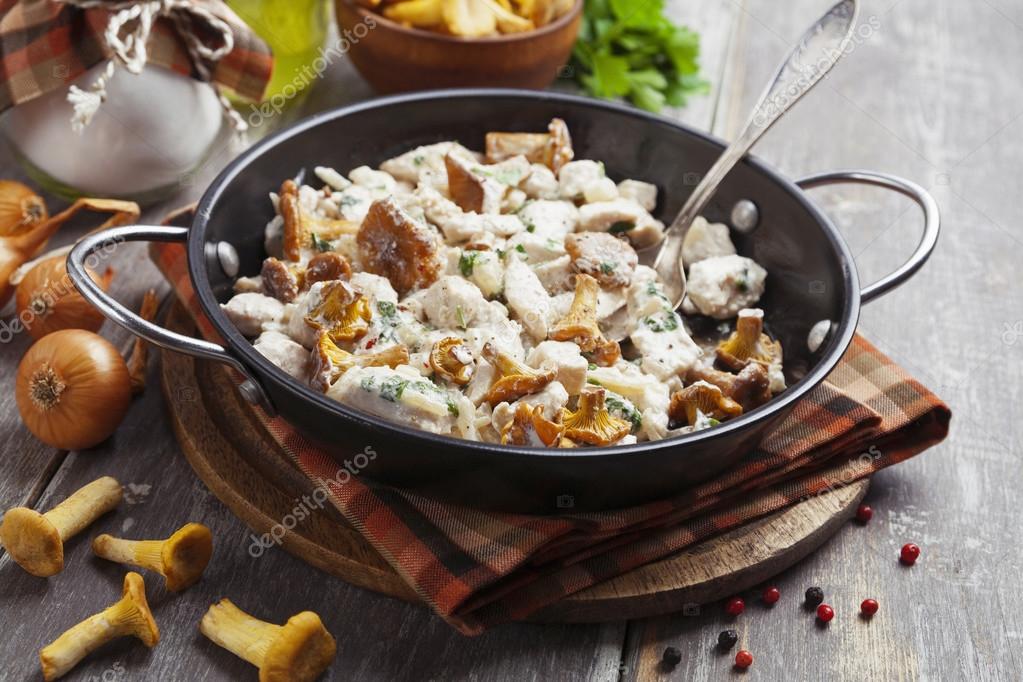 грибная кассероль. лисички с картошкой в сметане. картофель запеченный с грибами. лисички в сливочном соусе. лисички в горах на сковородке.