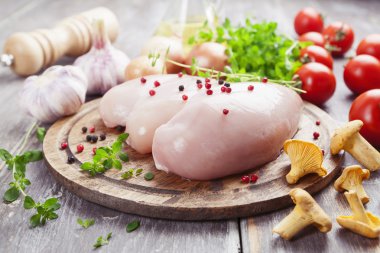 Sebze ve chanterelles tavuk fileto