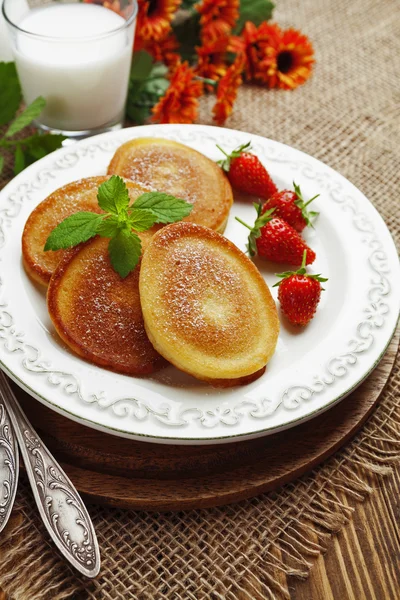 Homemade pancake with sugar powder — Stock Photo, Image