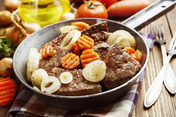 Liver fried with carrot and onion — Stock Photo, Image