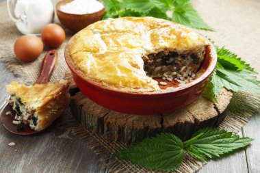 Pasta nettles, pirinç ve balık konserveler