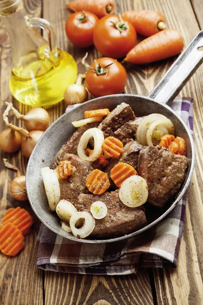 Liver fried with carrot and onion — Stock Photo, Image