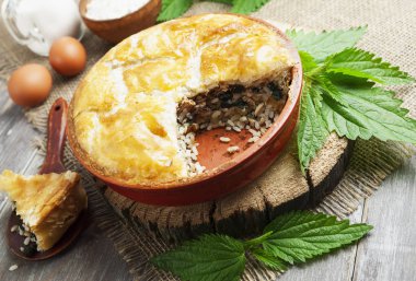 Pasta nettles, pirinç ve balık konserveler