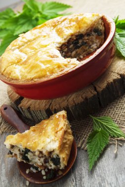 Pasta nettles, pirinç ve balık konserveler