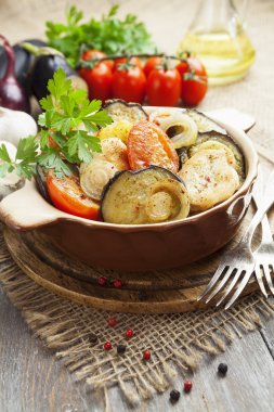 Sebzeli tavuk güveç 