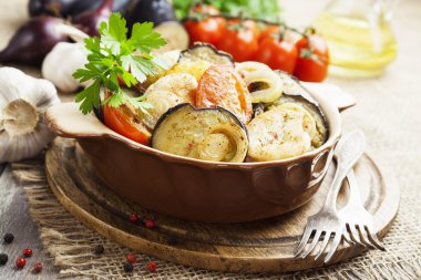 Sebzeli tavuk güveç 