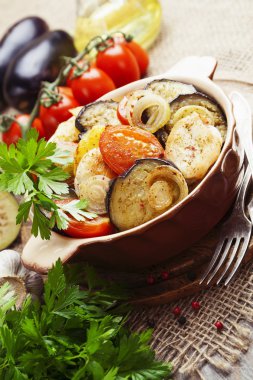 Sebzeli tavuk güveç 