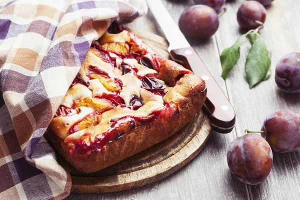 Tarta con ciruelas en la mesa —  Fotos de Stock