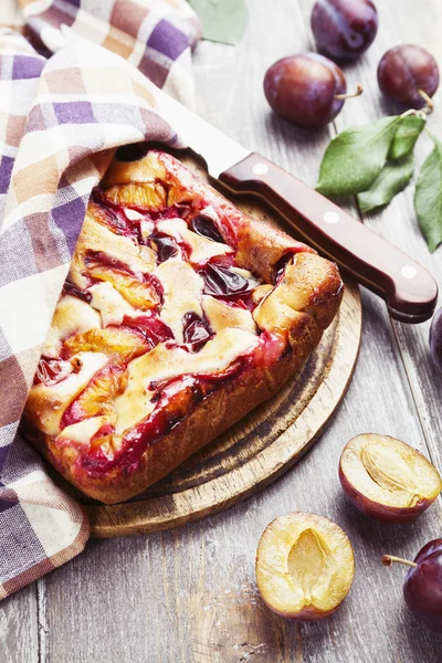 Kuchen mit Pflaumen auf dem Tisch — Stockfoto