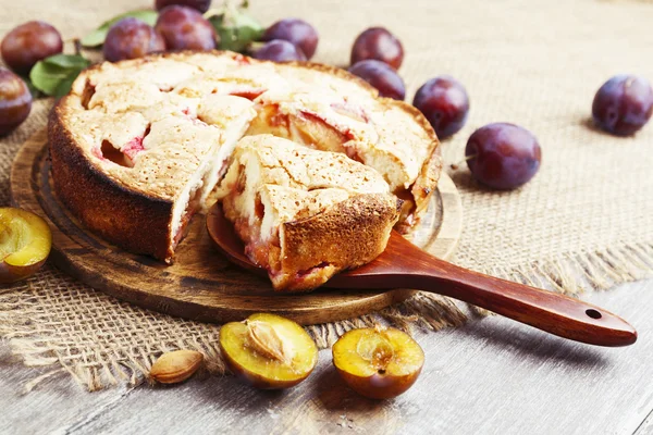 Tarta con ciruelas en la mesa — Foto de Stock