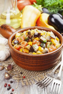 Bir cam kavanoza haşlanmış sebze 