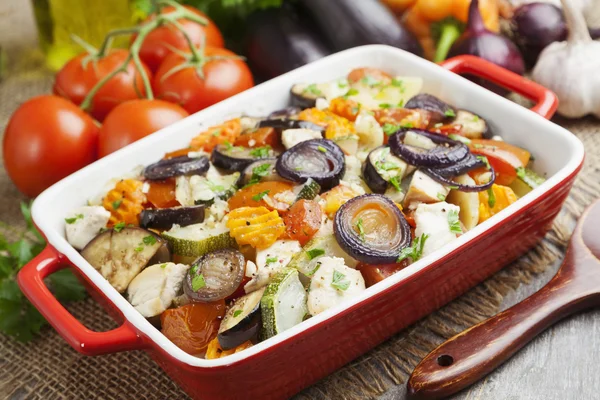 Poulet cuit avec des légumes — Photo